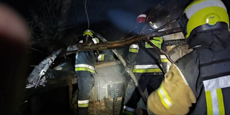 Чудесное спасение в Бельцах: пожарные вытащили женщину из огня и вернули её к жизни