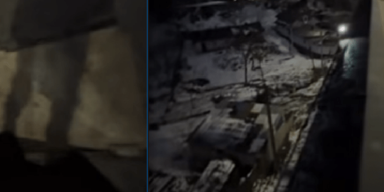 Опасная ловушка на виадуке: мужчина едва не сорвался вниз из-за незакрепленного люка