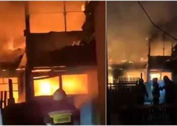 Incendiu puternic la Sângerei: o casă și o construcție auxiliară, cuprinse de flăcări. Un bărbat a suferit arsuri