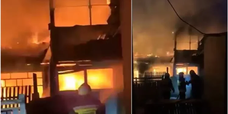 Incendiu puternic la Sângerei: o casă și o construcție auxiliară, cuprinse de flăcări. Un bărbat a suferit arsuri