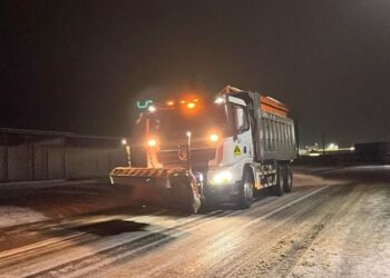 Ночь на дорогах Молдовы: Сотни звонков в службу 112 и тонны реагентов против гололеда