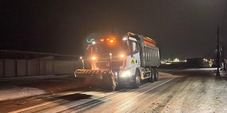 Ночь на дорогах Молдовы: Сотни звонков в службу 112 и тонны реагентов против гололеда