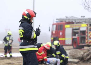 Операция по спасению в Яловенах: Пожарные подняли мужчину с 10-метровой глубины