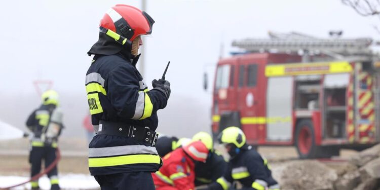 Операция по спасению в Яловенах: Пожарные подняли мужчину с 10-метровой глубины