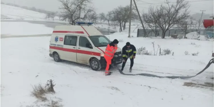 Сутки в режиме ЧП: спасатели Молдовы провели более 80 операций из-за снега и гололеда