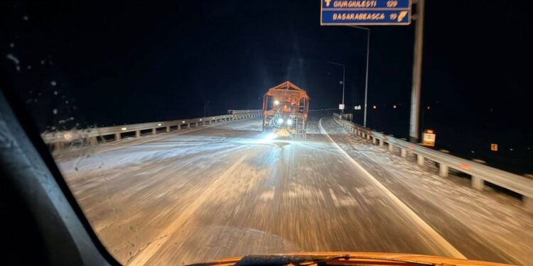 Борьба с гололедом: на дороги Молдовы и столицы выведено более 120 единиц спецтехники