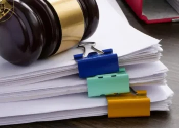 Patru persoane, condamnate pentru sustragerea acțiunilor unei bănci comerciale