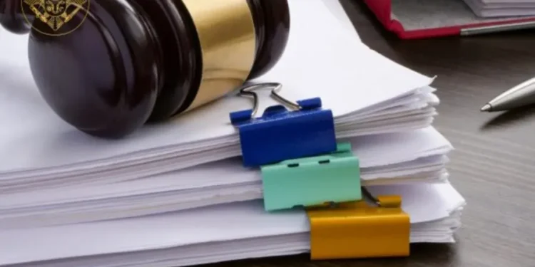 Patru persoane, condamnate pentru sustragerea acțiunilor unei bănci comerciale