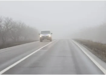 Atenție la drum: carosabil umed și pe alocuri înghețat. Intervenții pe mai multe trasee naționale