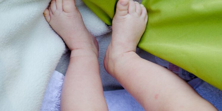 Шокирующая жестокость в Бельцах: 20-летняя мать приговорена к тюрьме за истязание годовалого ребенка