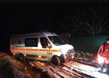 Un bărbat a murit, după ce ambulanța ar fi ajuns prea târziu din cauza drumului necurățat, la Orhei