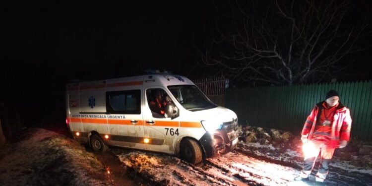 Un bărbat a murit, după ce ambulanța ar fi ajuns prea târziu din cauza drumului necurățat, la Orhei
