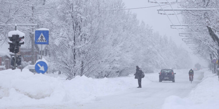 Снежный апокалипсис в Бухаресте: «Красный код», сугробы до 50 см и транспортный коллапс