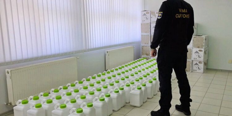 Angajații Serviciului Vamal au contracarat o tentativă de introducere ilegală a 500 litri de substanțe chimice