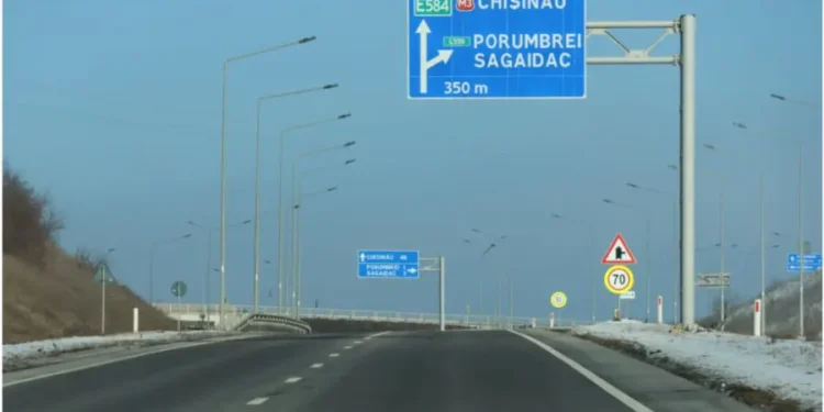 Дорожные службы Молдовы в режиме готовности: на трассах борются с гололедом и латают ямы