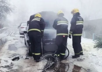 BMW сгорел в Тирасполе: пламя вспыхнуло сразу после того, как мать отвезла детей в сад