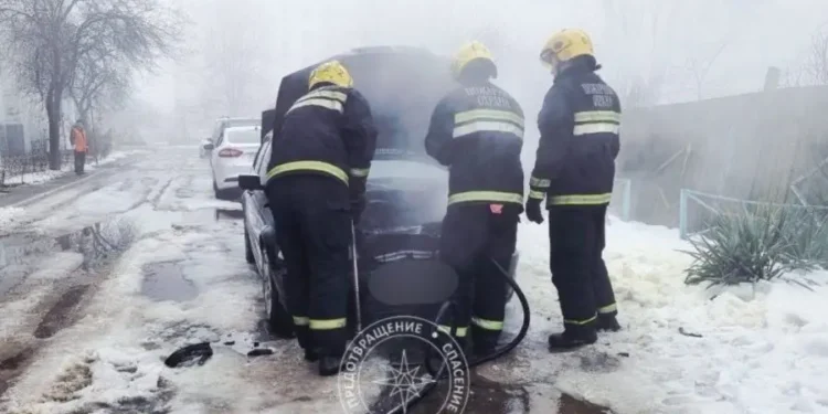 BMW сгорел в Тирасполе: пламя вспыхнуло сразу после того, как мать отвезла детей в сад
