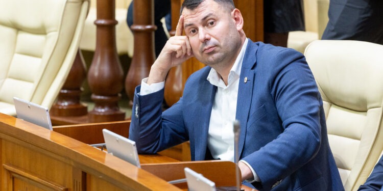 Costiuc acuză PAS de netransparență: investiții în armament, facturi mari, manipulări politice