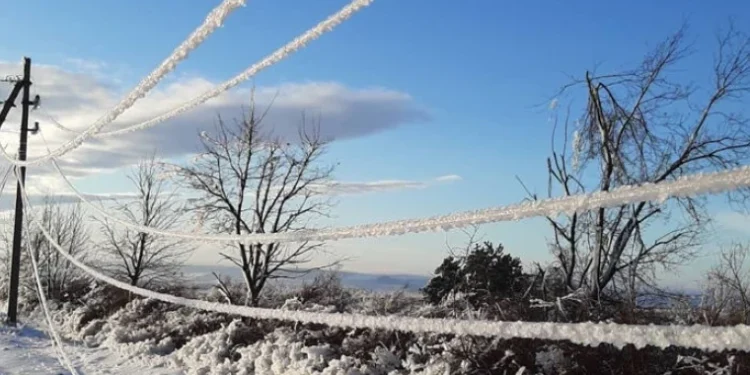 Более 3 000 потребителей остались без электроснабжения из‑за неблагоприятных погодных условий