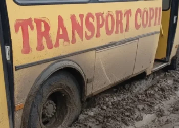 Autobuz școlar îngropat în glod la Acui: copiii plătesc prețul reorganizării școlilor