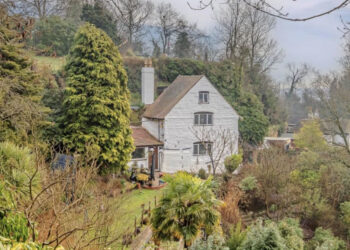 В Британии продают уникальный пещерный дом: высечен в камне