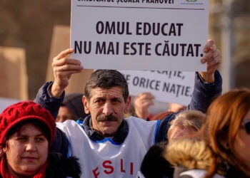 Profesorii din România, nemulțumiți de reducerea cheltuielilor pentru educație, au ieșit în stradă