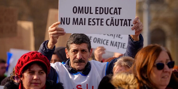 Profesorii din România, nemulțumiți de reducerea cheltuielilor pentru educație, au ieșit în stradă