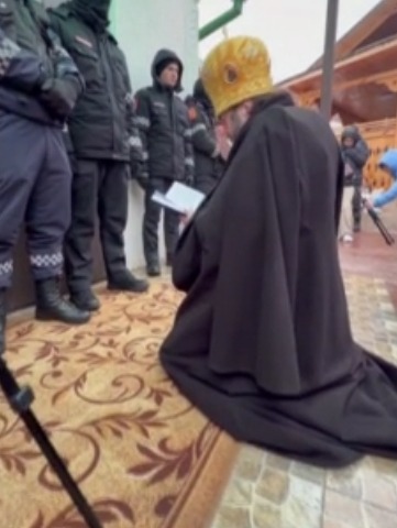 Unde e adevărul? Poliția spune că nu împiedică oamenii să intre în biserică, iar în realitate ei nu sunt lăsați