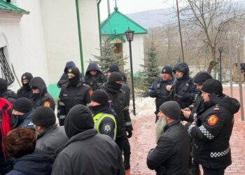 Unde e adevărul? Poliția spune că nu împiedică oamenii să intre în biserică, iar în realitate ei nu sunt lăsați