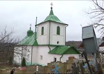 Scandalul de la biserica din Dereneu ia amploare: în genunchi, pe ger, oamenii se roagă înconjurați de poliție