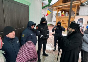 Деренеу в осаде: у священника, закрывшегося в церкви с семьей, хотят забрать детей