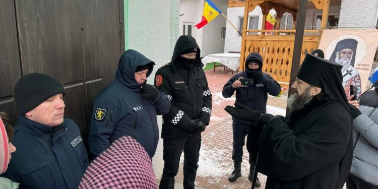 Деренеу в осаде: у священника, закрывшегося в церкви с семьей, хотят забрать детей