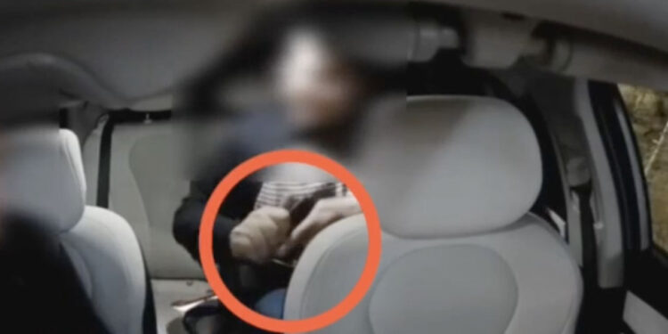 Un taximetrist, amenințat cu arma de un pasager în Capitală