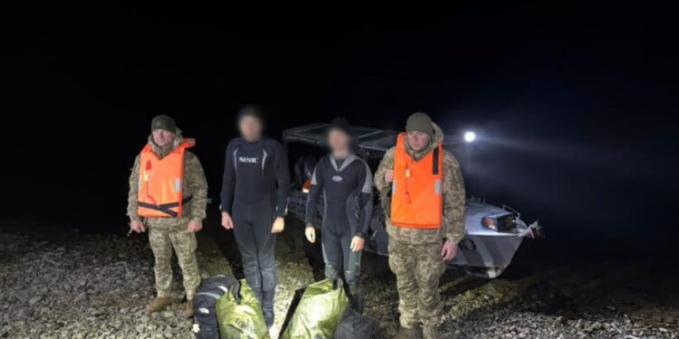 Doi bărbați din Kiev au încercat să ajungă în Moldova prin înot, echipați cu costume de scafandru