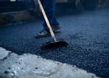 Asfalt subțire, trasee scurte. Rețineri, în cazul furtului fondurilor pentru drumuri