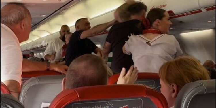 Массовая драка на борту самолета, летевшего из Турции в Британию