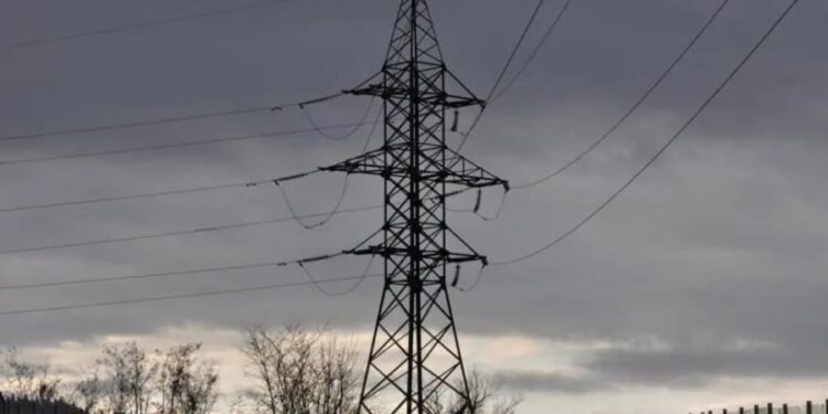 Rețele electrice afectate de vreme, toți consumatorii reconectați