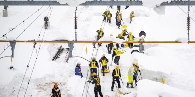 В Японии из-за рекордных снегопадов погибли 46 человек: к ликвидации привлекли армию