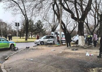 Тяжёлое ДТП в центре Бендер: Lexus вылетел на тротуар