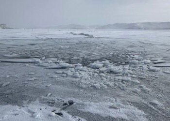 «Решил перепрыгнуть разлом»: УАЗ с туристами из Китая провалился под лед на Байкале