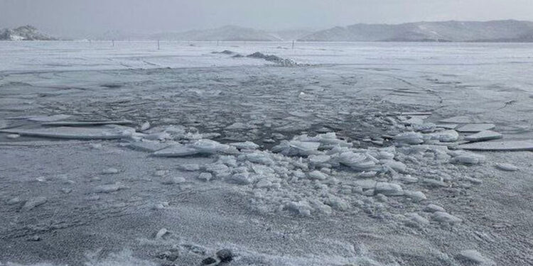 «Решил перепрыгнуть разлом»: УАЗ с туристами из Китая провалился под лед на Байкале