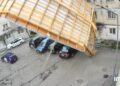 Acoperiș smuls de vânt de două ori în doi ani și prăbușit peste mașinile parcate, în Bistrița. Momentul a fost filmat Citeşte întreaga ştire: Acoperiș smuls de vânt de două ori în doi ani și prăbușit peste mașinile parcate, în Bistrița. Momentul a fost filmat