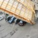 Acoperiș smuls de vânt de două ori în doi ani și prăbușit peste mașinile parcate, în Bistrița. Momentul a fost filmat