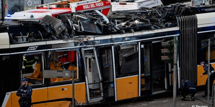 Двое погибли и десятки ранены после удара трамвая о витрину в Милане