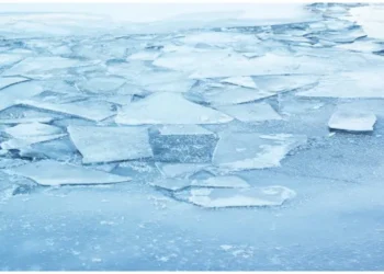 На Днестре ведутся работы по колке льда: рыбаков предупреждают об опасности