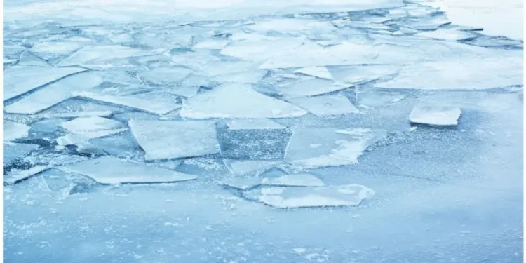 На Днестре ведутся работы по колке льда: рыбаков предупреждают об опасности