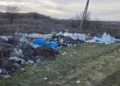 Saci cu gunoi aruncați pe câmpurile din Costești. Primăria: Vom face public numele persoanei vinovate