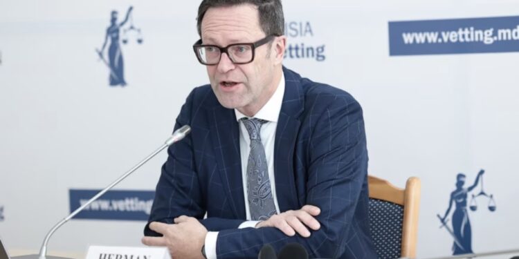 Герман фон Хебель «счастлив» назначению в комиссию по веттингу, несмотря на резкую критику общества