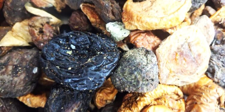 Peste 10 tone de fructe uscate cu mucegai, oprite la vamă