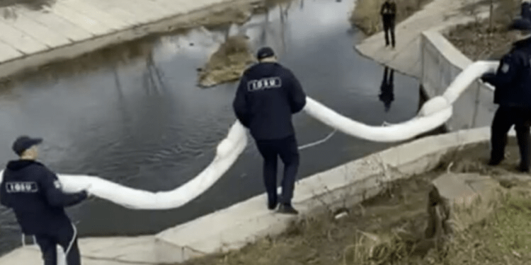 Substanțe petroliere s-au depistat și pe râul Bîc. Au fost instalate baraje absorbante